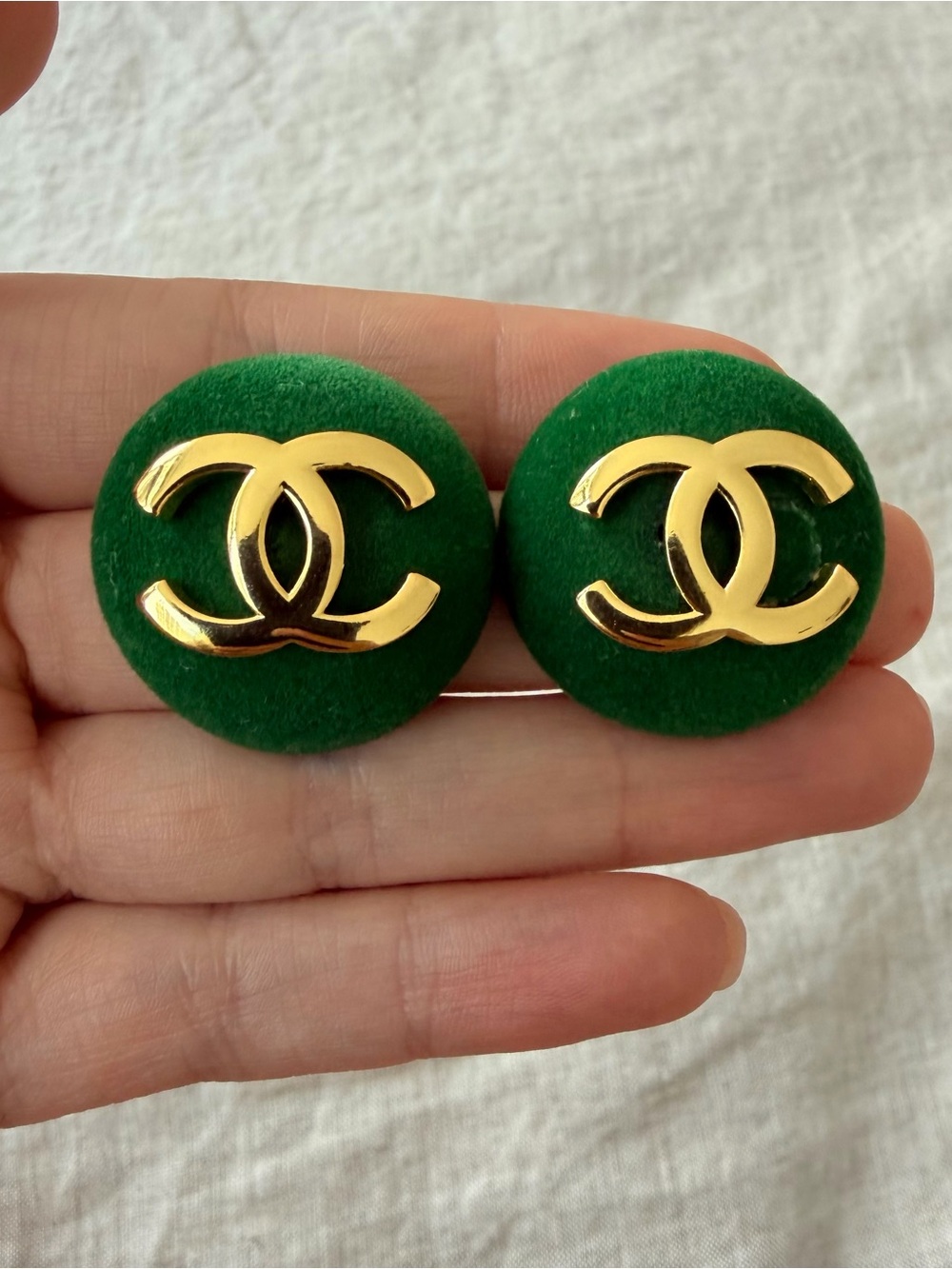 💚Vintage CHANEL Emerald Green Velvet Gold CC Button Earrings ✨